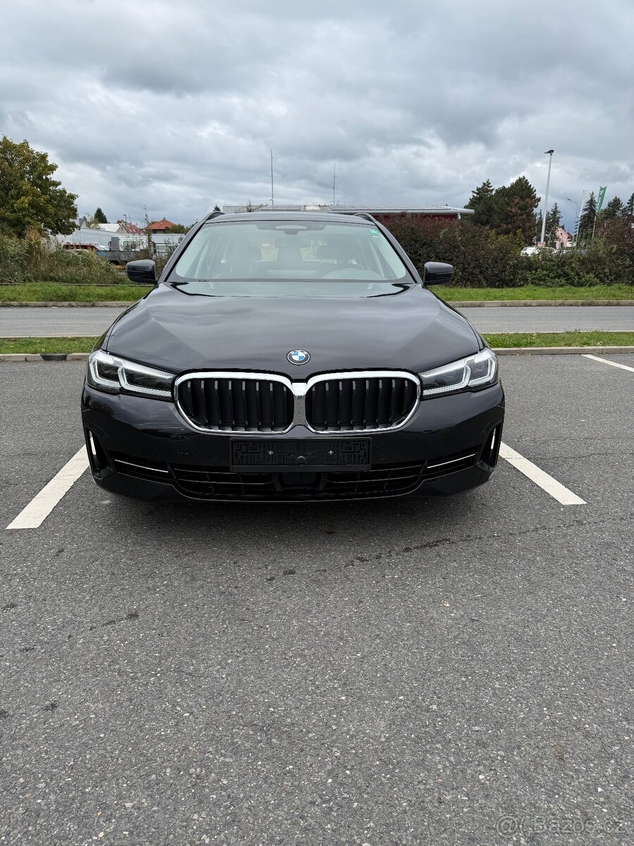 BMW 530e. 215 kW . 140000 km.