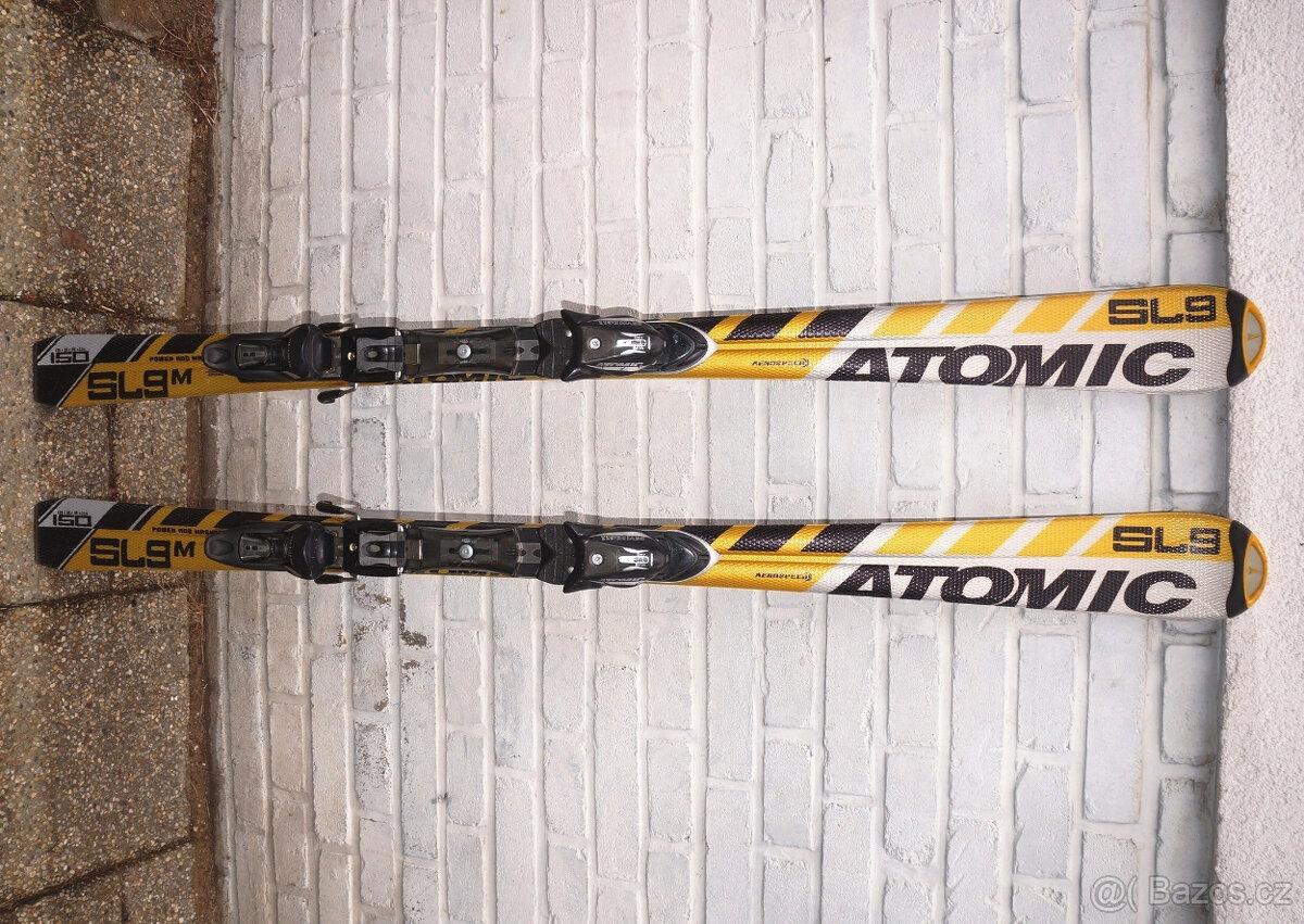Skoro nové carvingové lyže 150 cm slalomky Atomic, bezvadné.