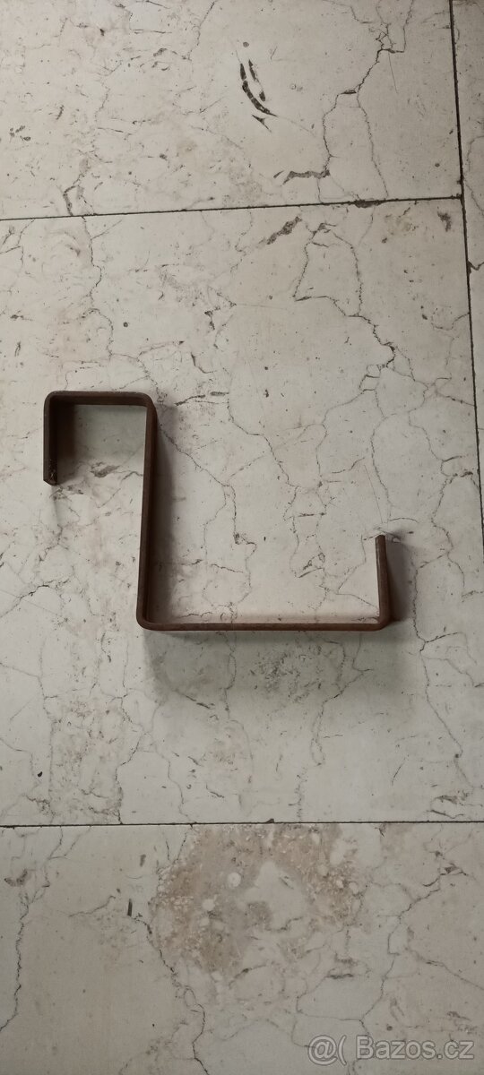 Železné háky na květinové truhlíky ocelové masivní