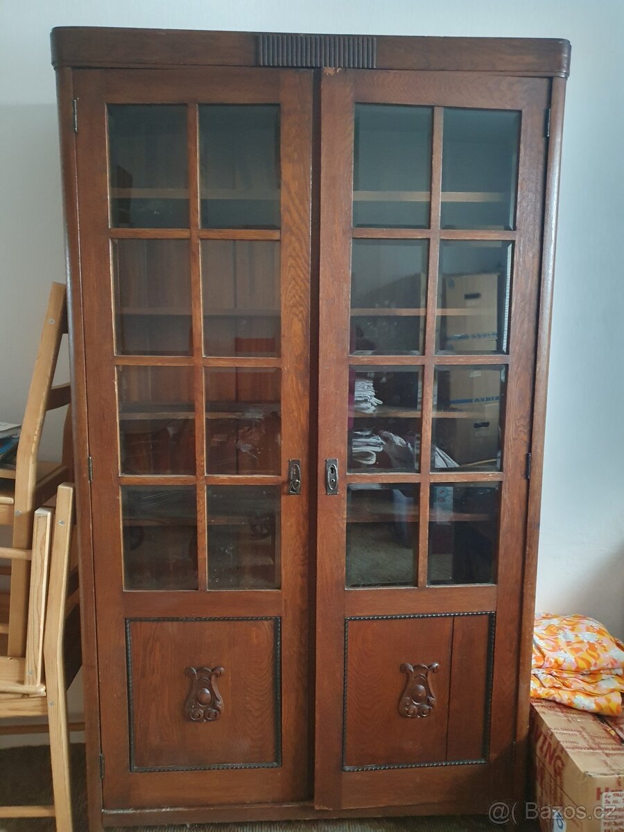 Starožitná prosklená skříň