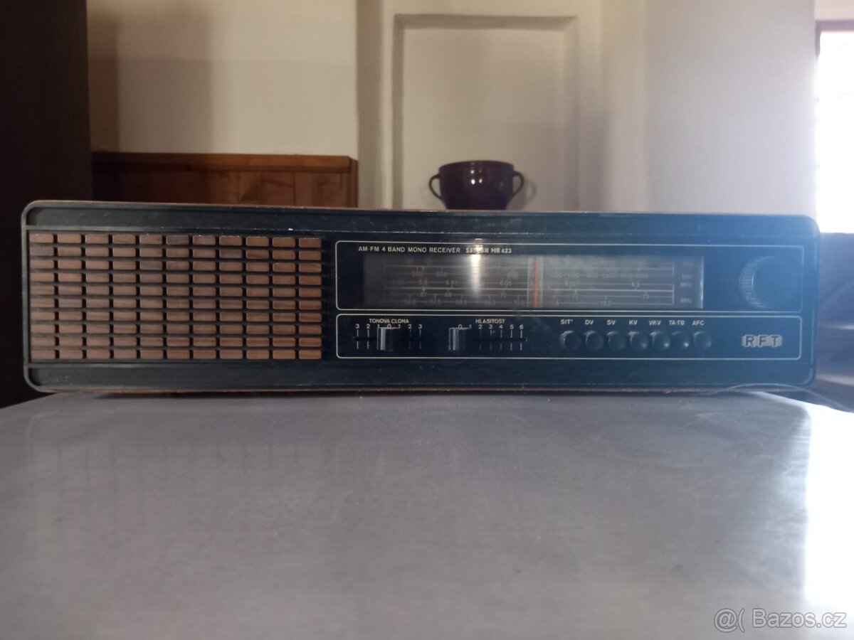 Funkční starožitné radio