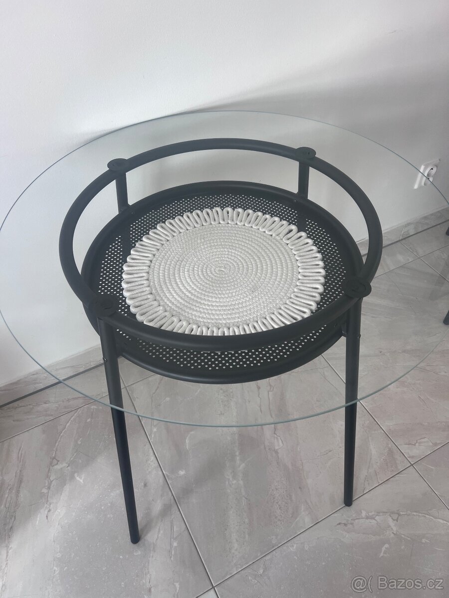 Elegantní kulatý stůl – ideální například do jídelny