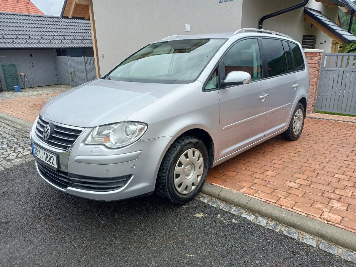 VW Touran 2007 1.9 TDi,7míst,Websto,automatické parkování