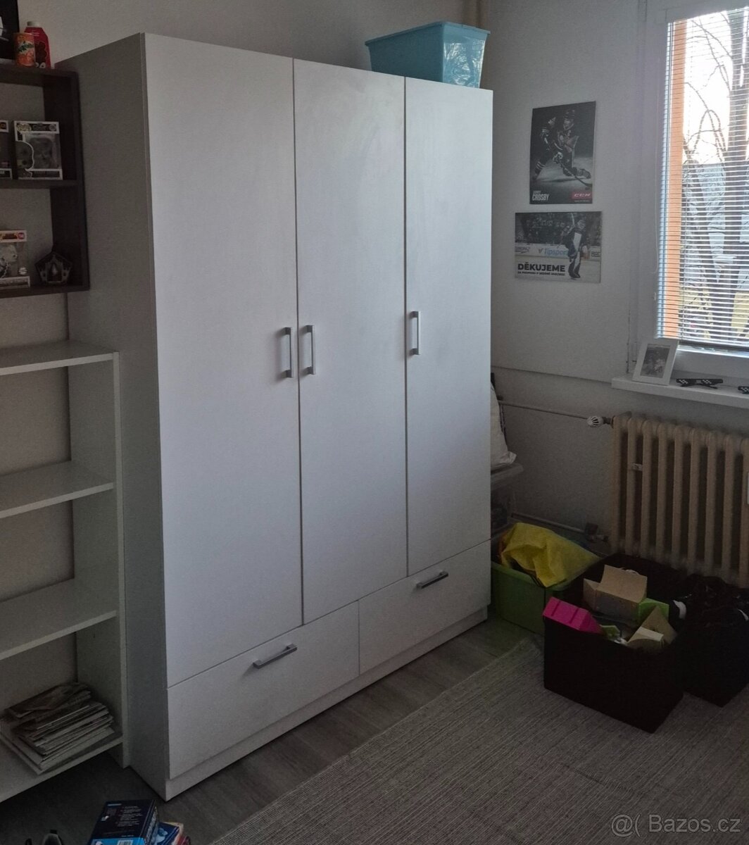 Bílá skříň