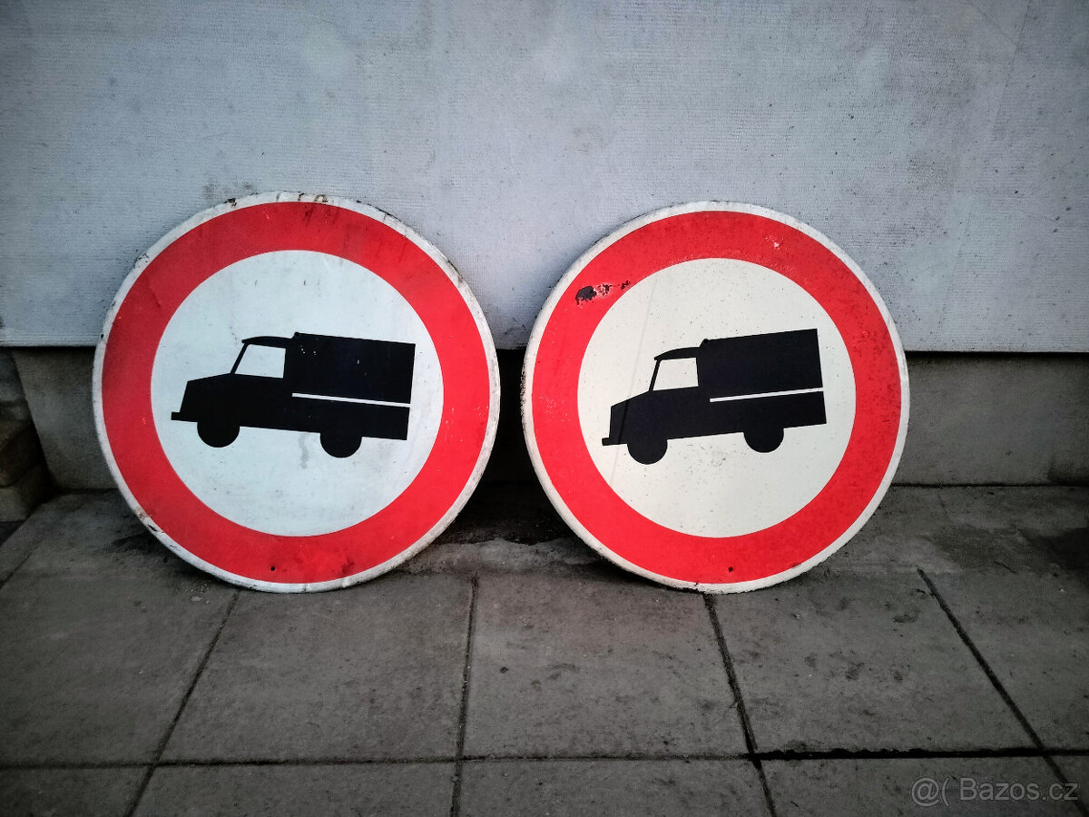 Prodávám starší cedule zákaz nákladních vozidel.