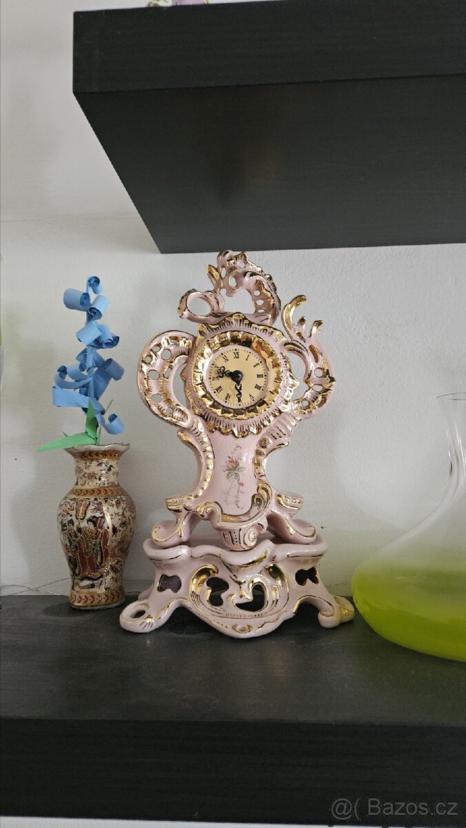 Porcelánové ruzove pozlacene hodiny funkční