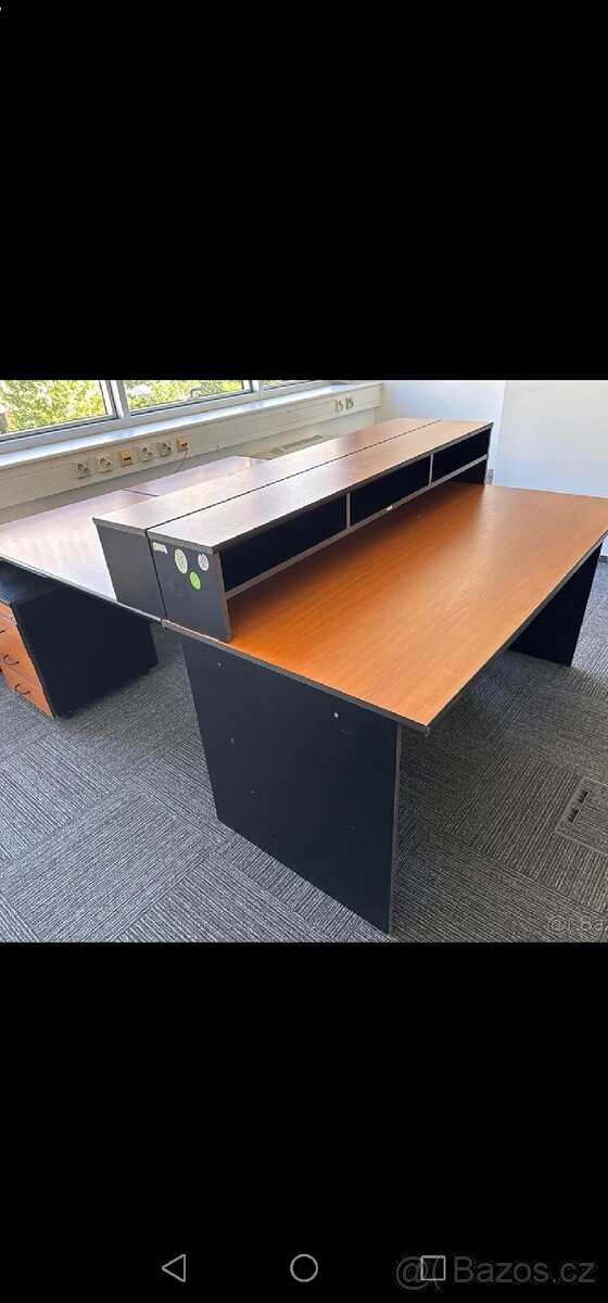 Kancelářský stoly s poličkou