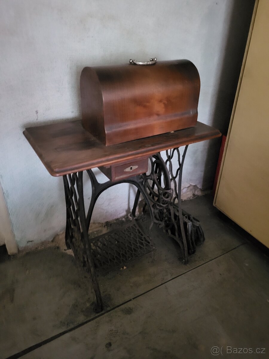 Historický šicí stroj Singer