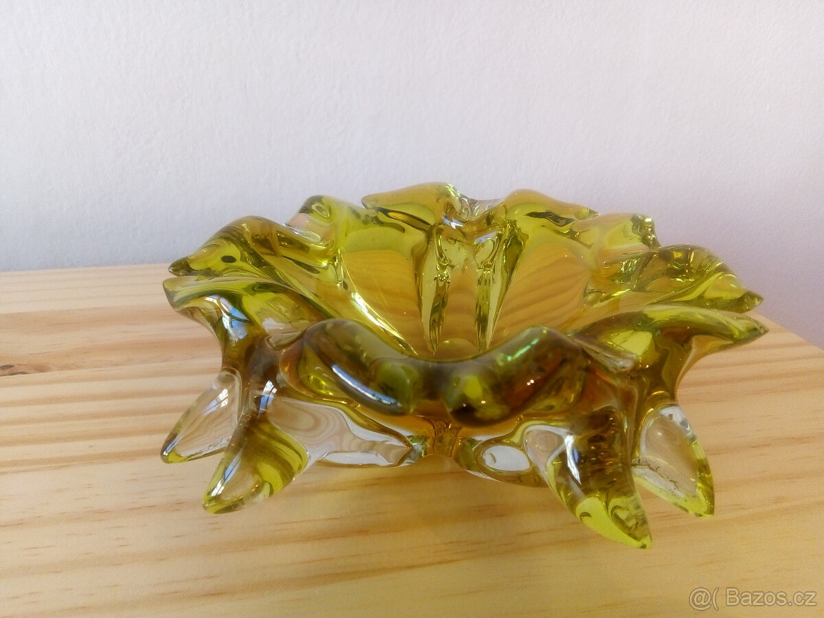 Popelník z hutního skla, ruční výroba