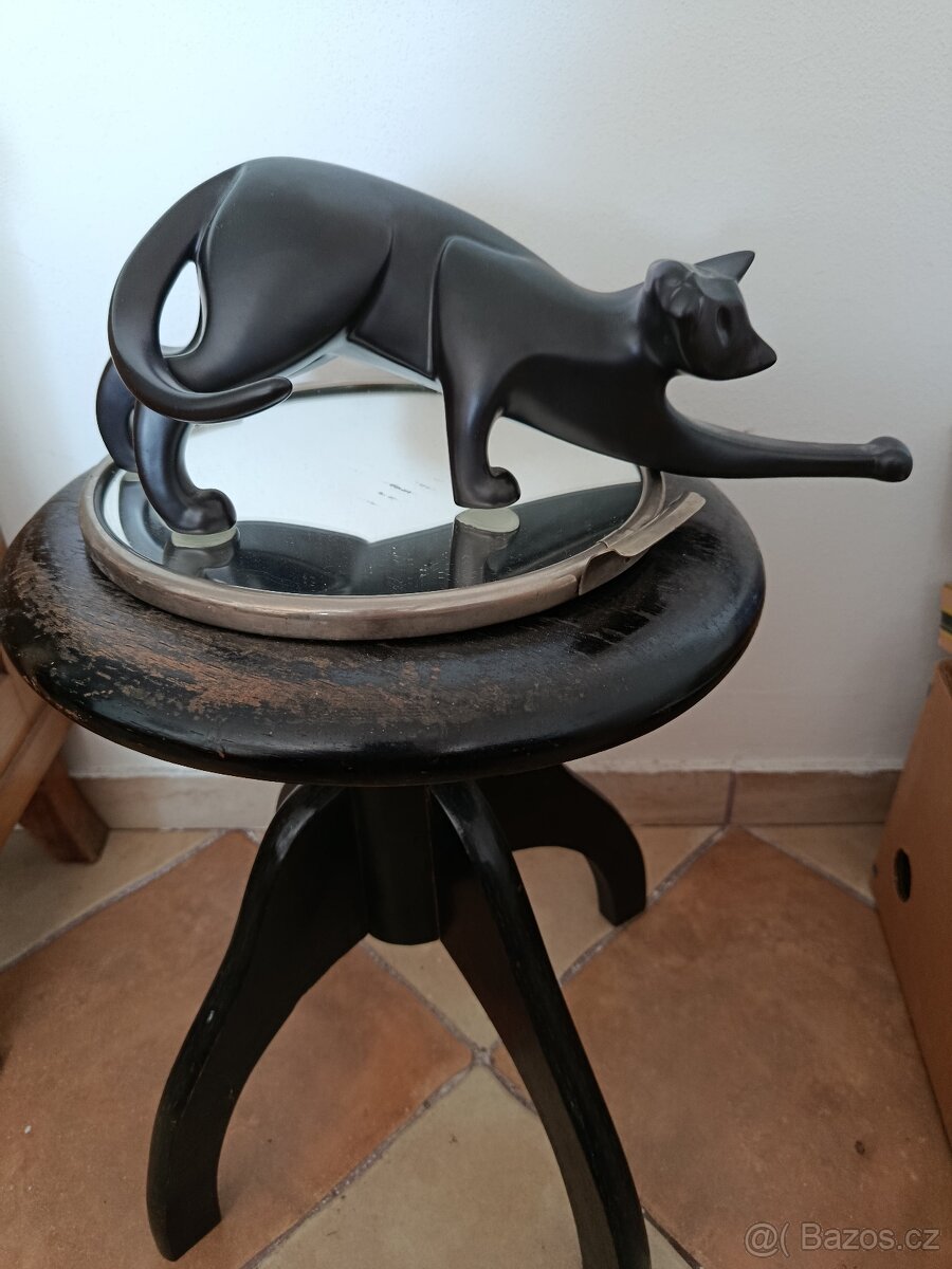 Royal Dux I. Valeria Koshkina soška hypnotizující kočka