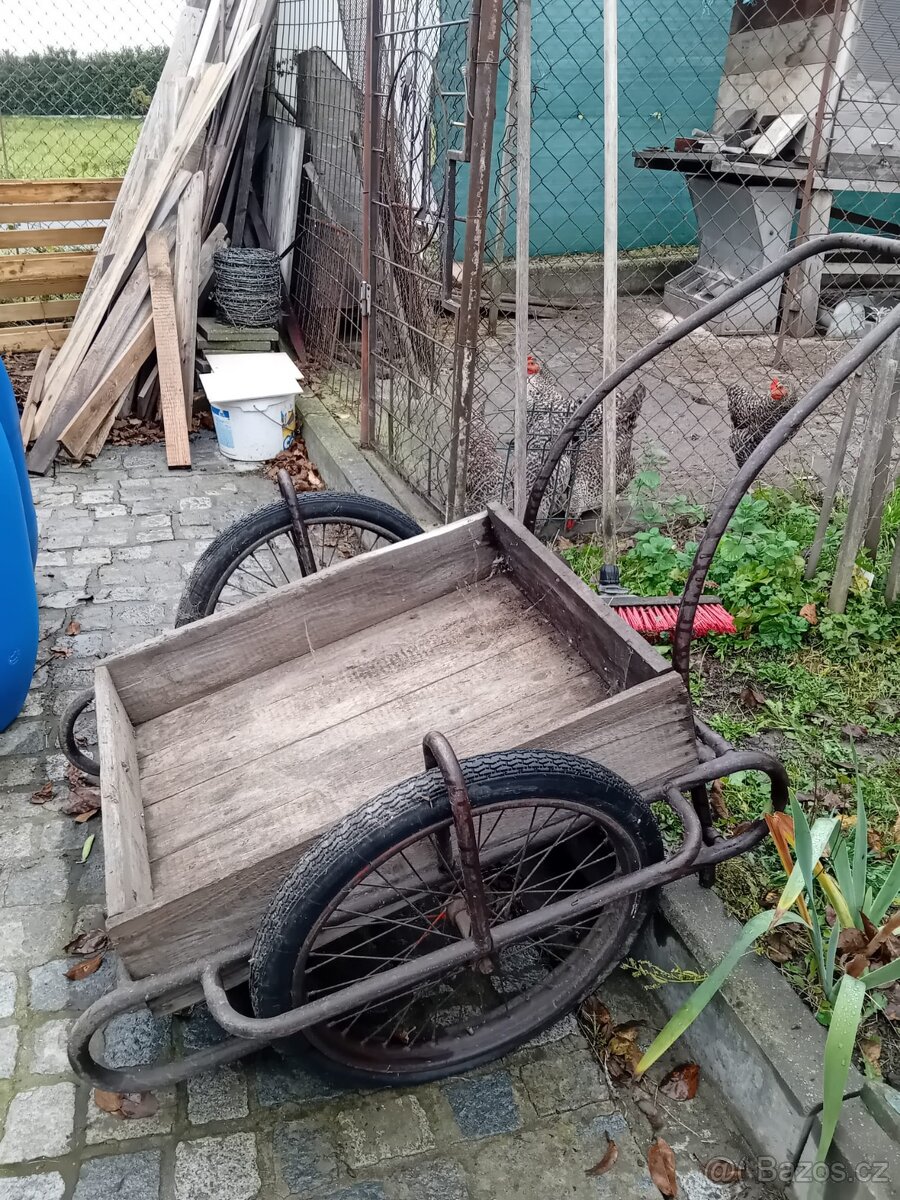 Ruční dvoukolový vozík zvaný "dvoukolák"