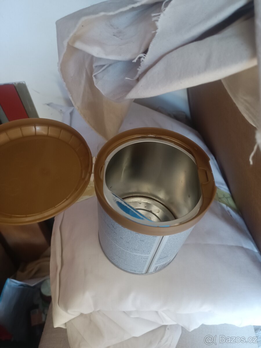 Plechovky od umělého mléka