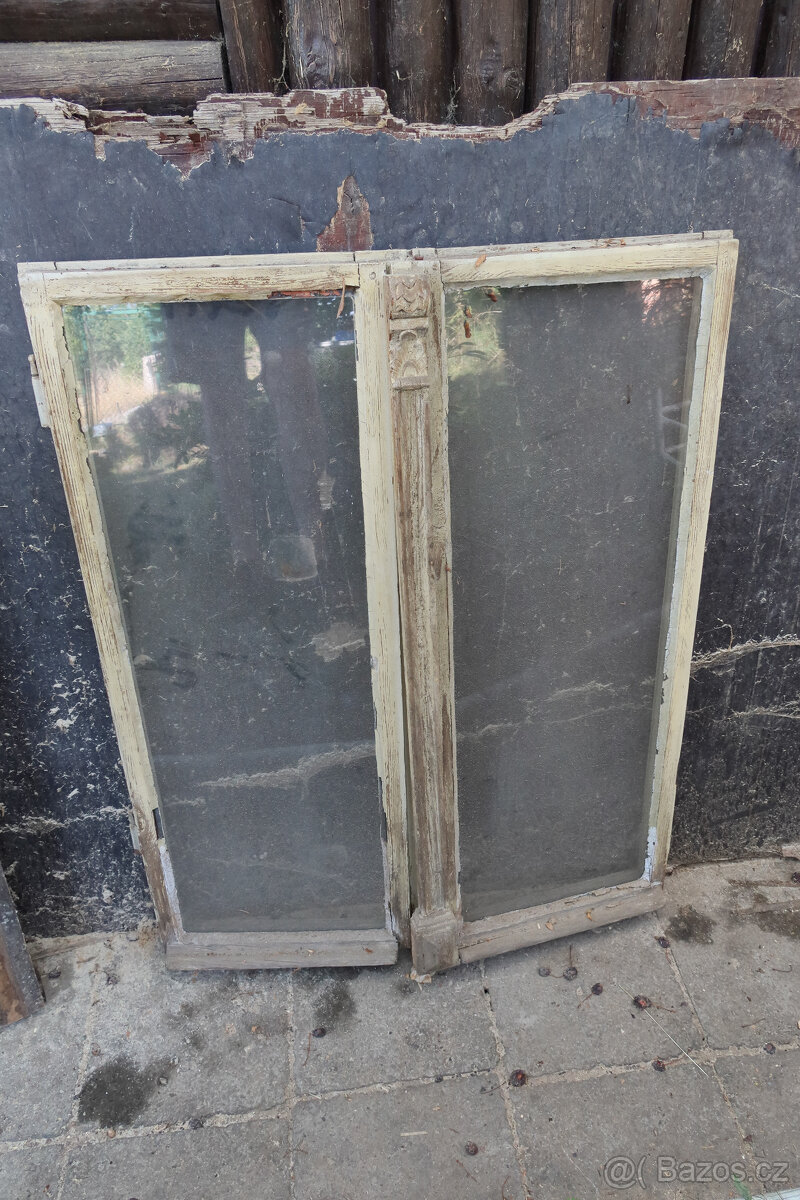 stará vyřezávaná okna