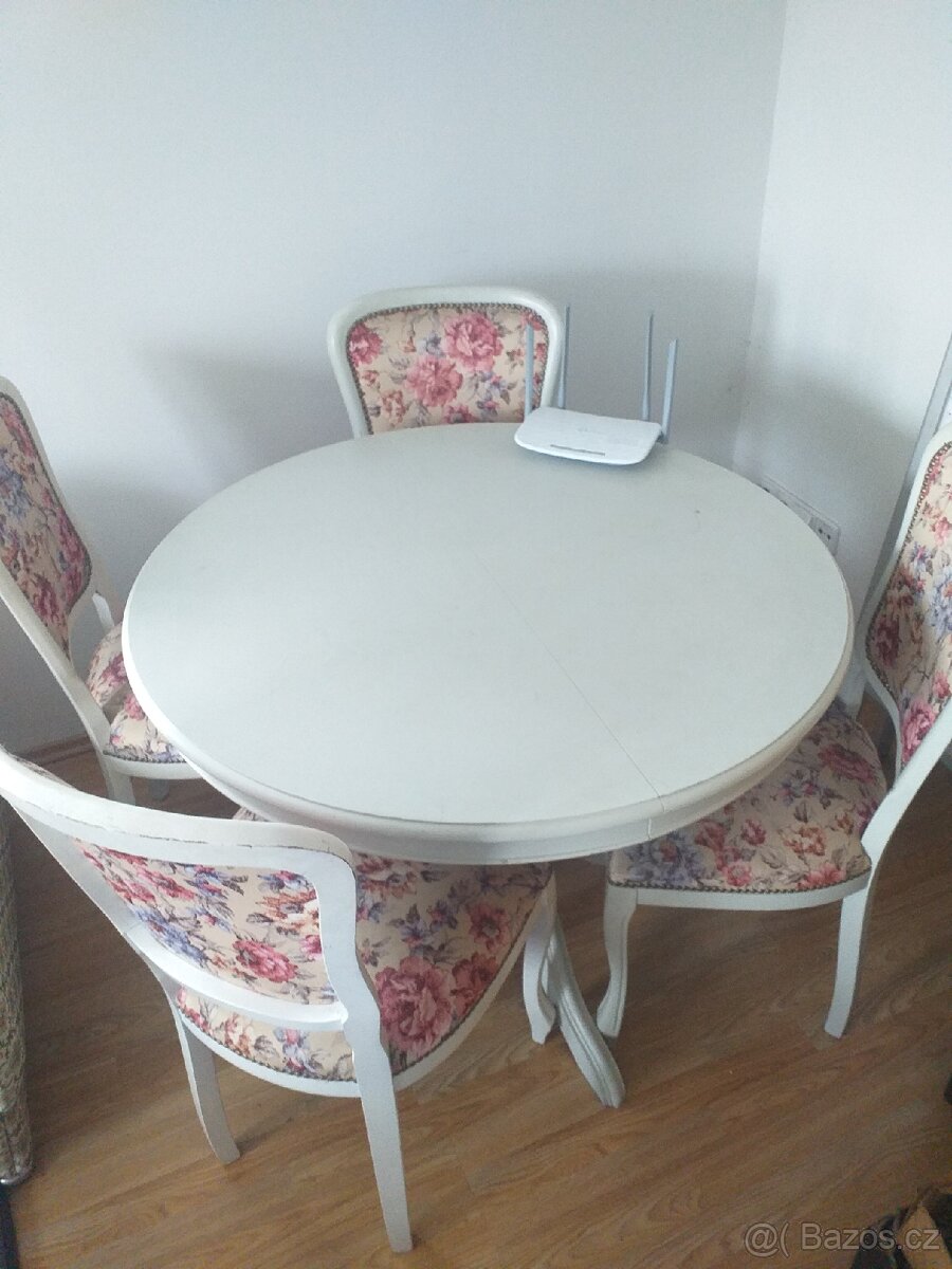 Kulatý stůl a 4 židle