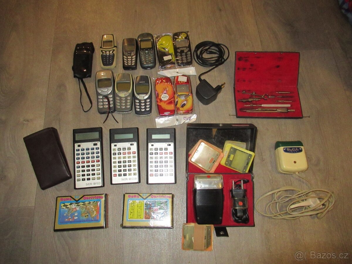 Staré mobily, kalkulačky, holící strojky