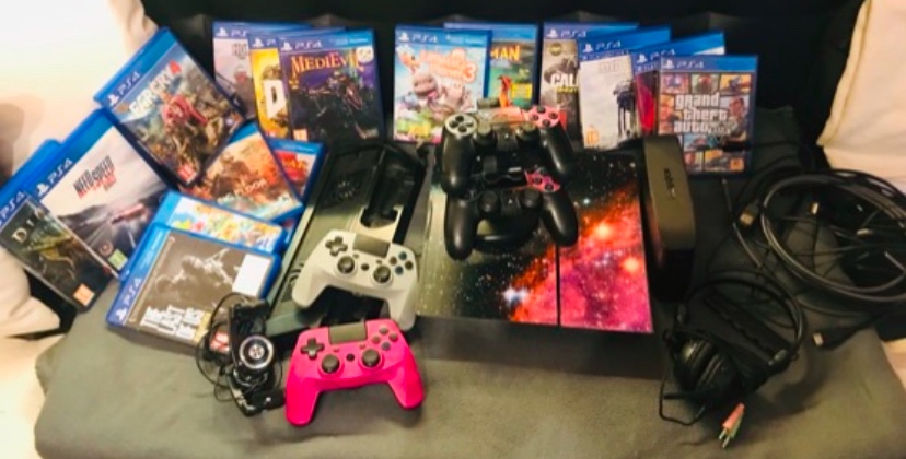 Prodám Ps4 +prislusenstvi