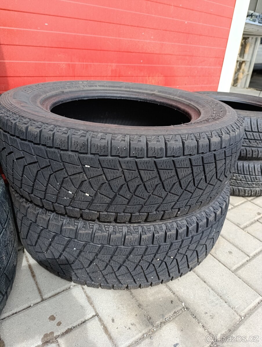 2 zimní gumy 225/70R17