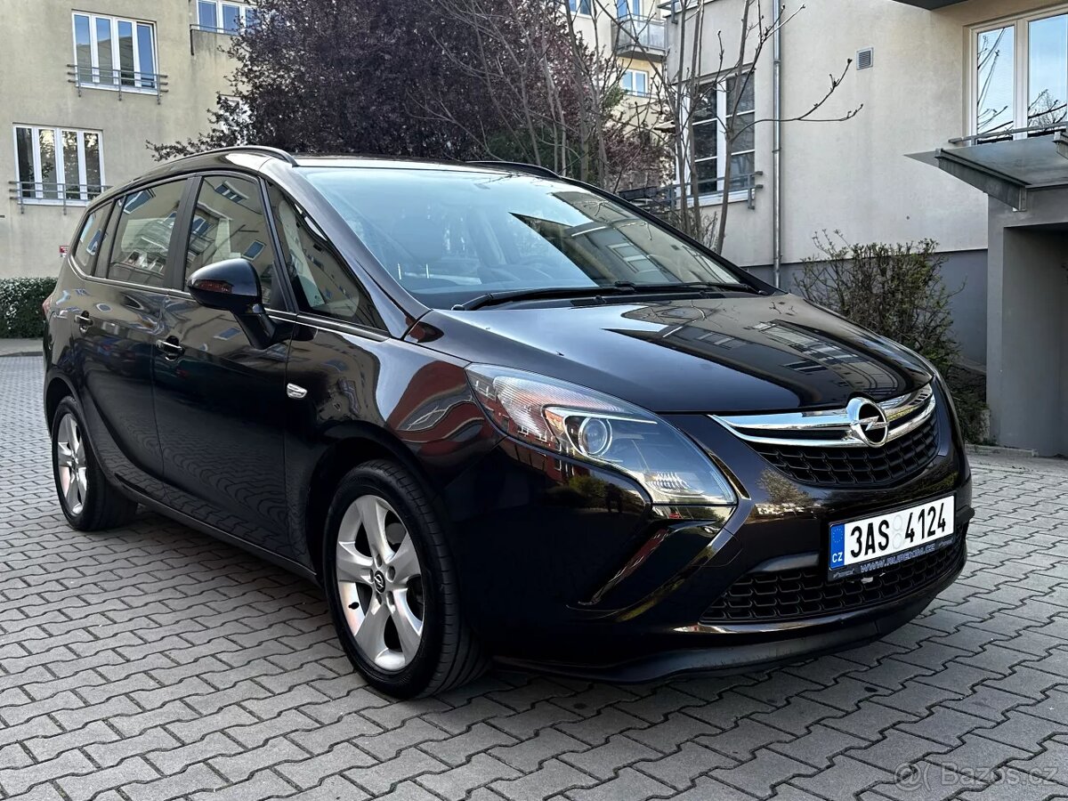 Opel Zafira Tourer 1.4 T 103kW 7 míst 1. Maj Původ ČR Navi