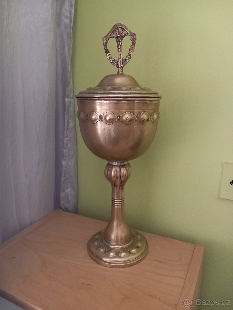 Stary sportovní pohar
