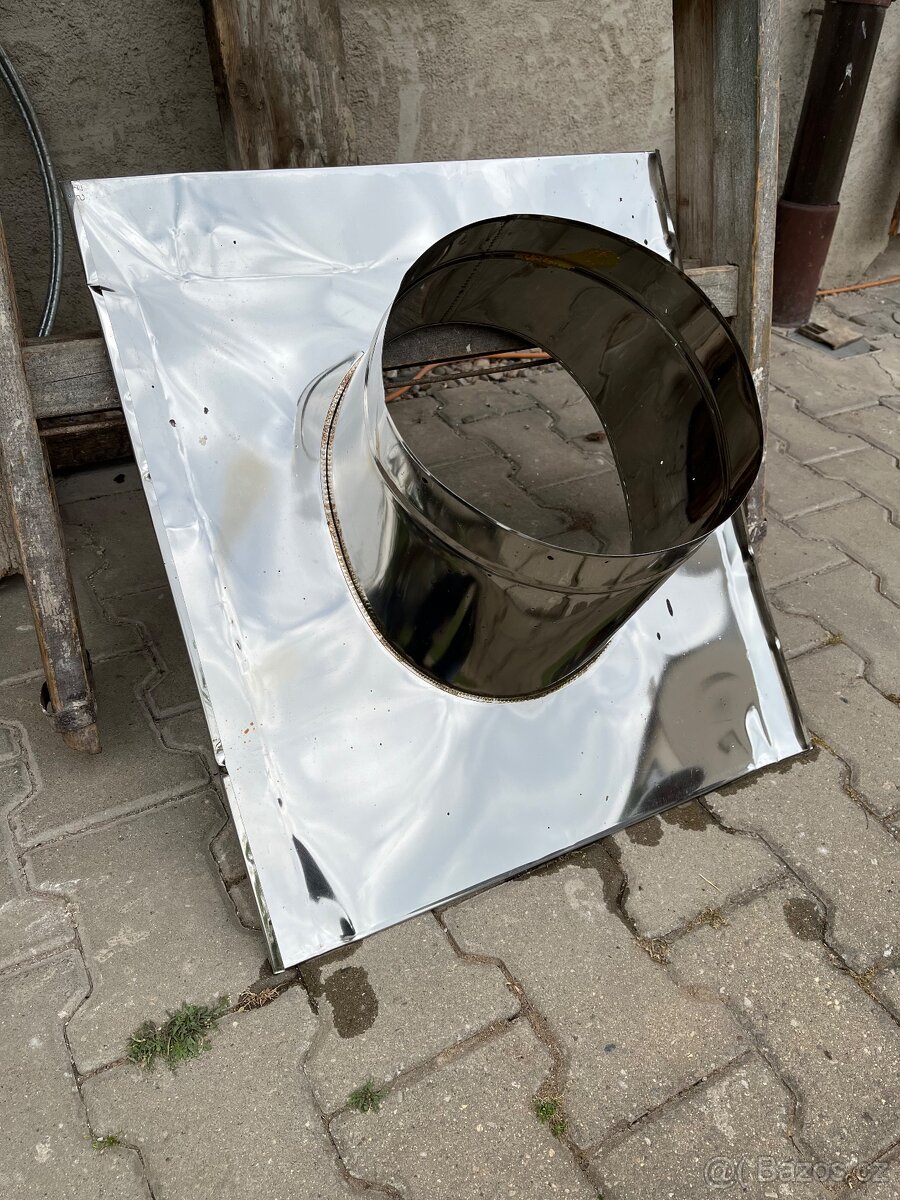 Nerezová průchodka střechou