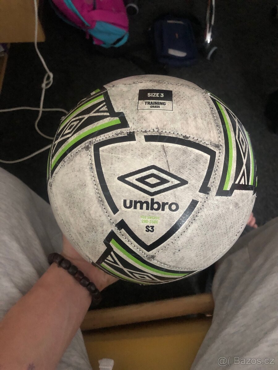 PELOTA NEO SWERVE LIGHTW Nº3 Umbro fotbalový míč