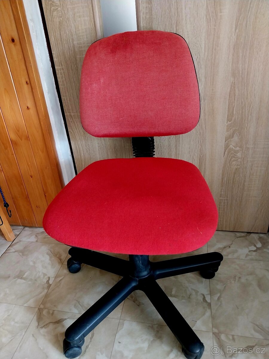 Kancelářská židle na kolečkách :)