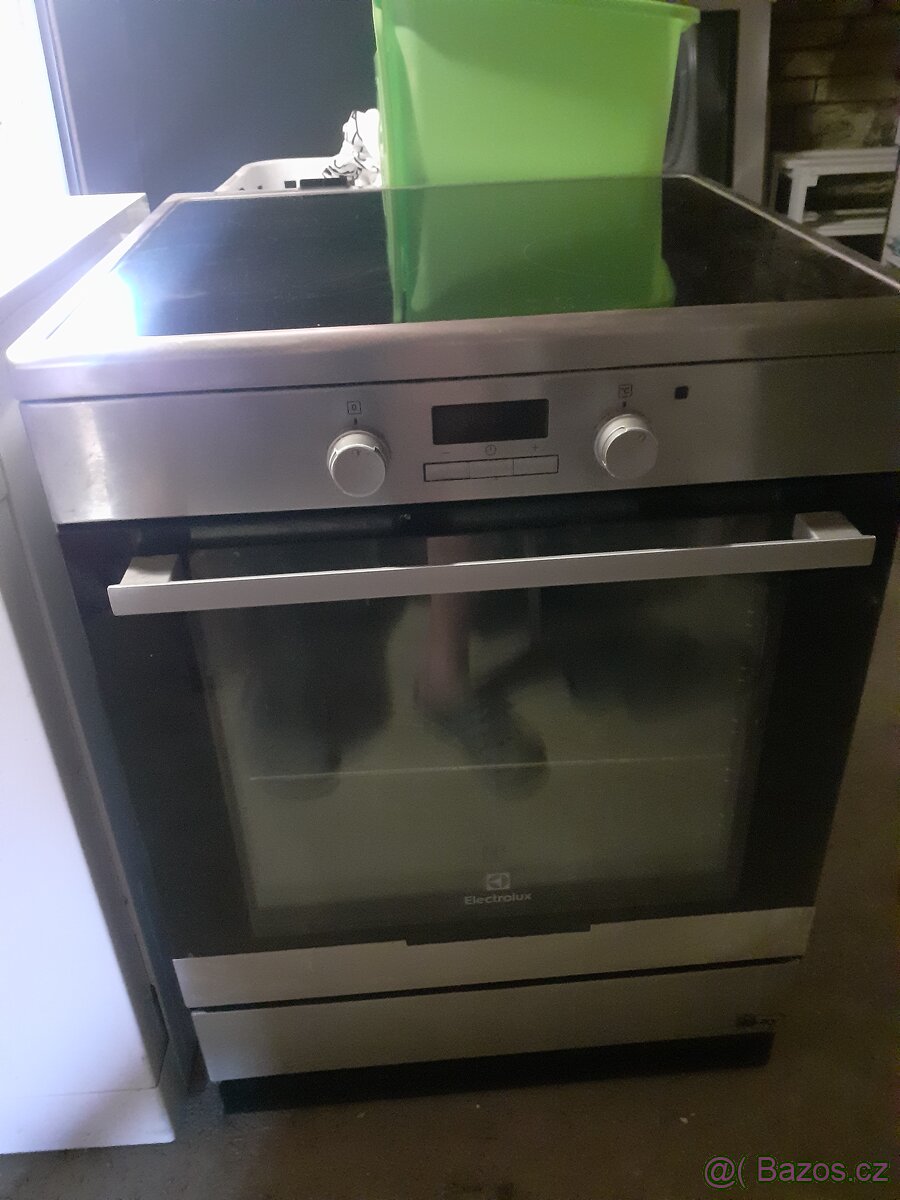 Prodám indukční sporák s troubou Elektrolux