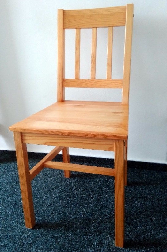 2 dřevěné židle