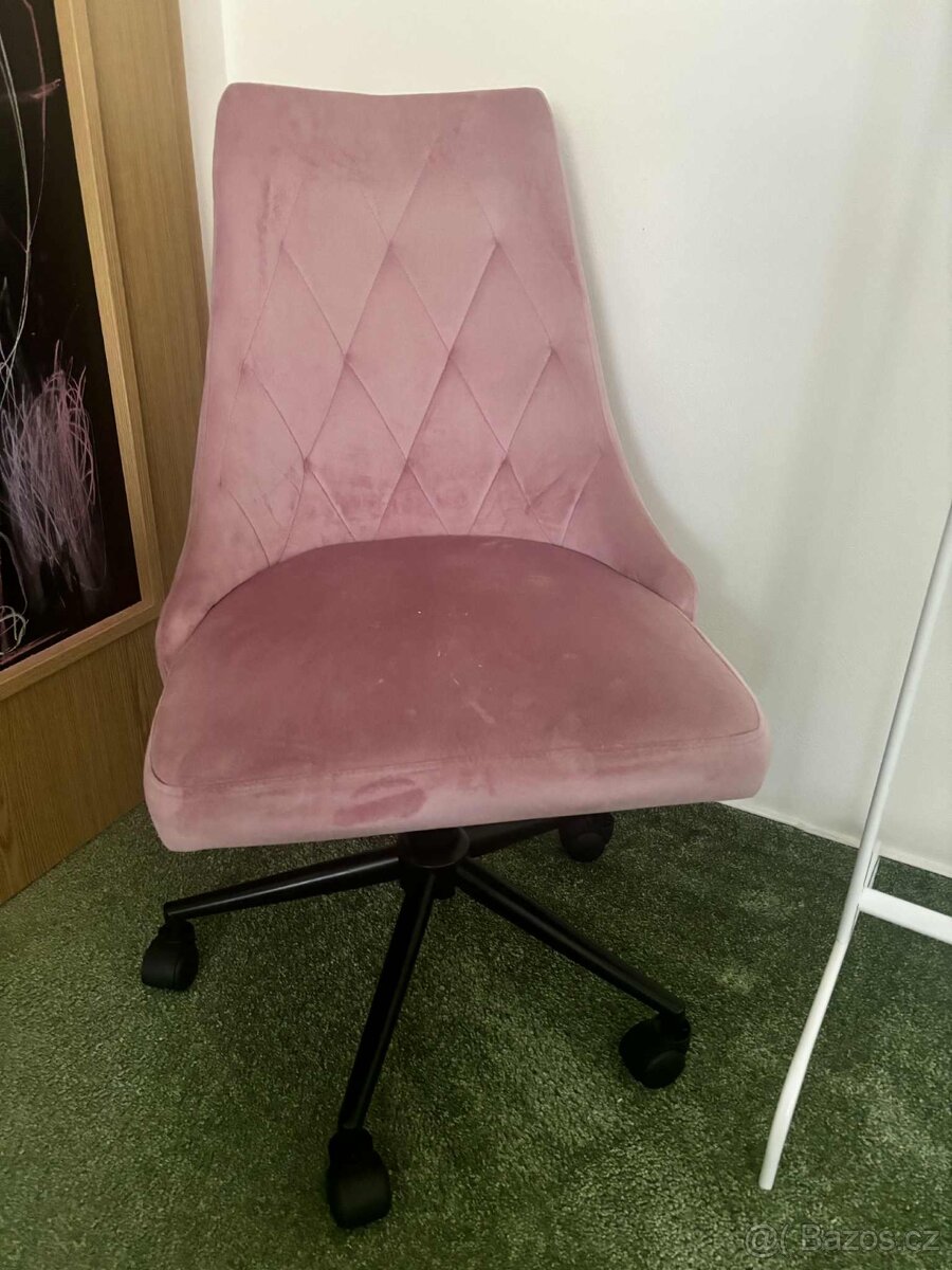 Světle růžová otočná židle pro (nejen) malé i velké princezn