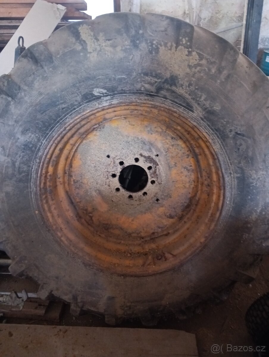 Kolo traktorbagr CASE