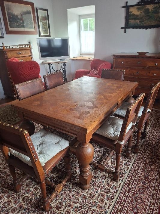 Prodám masivní intarzovaný rozkládací stůl