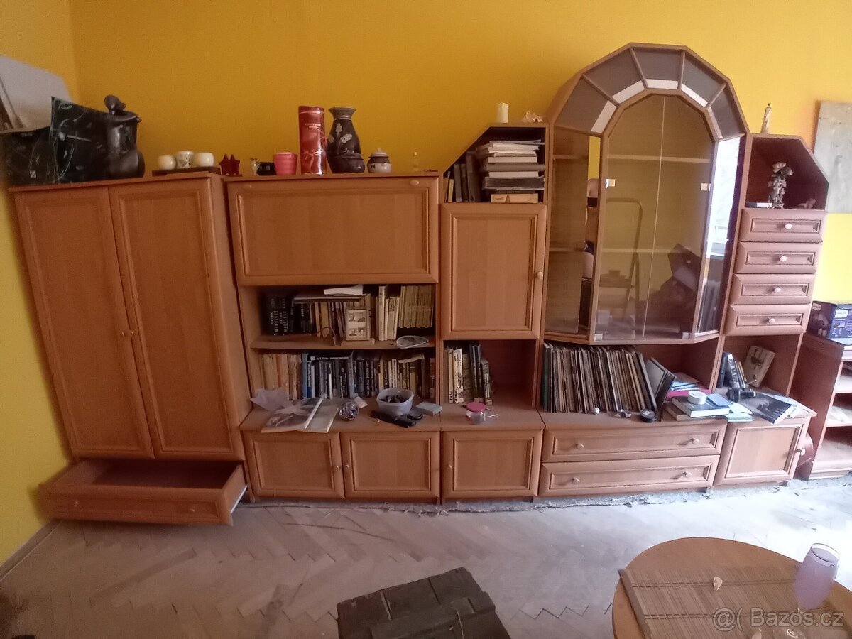 Obývací stěna se skříní.