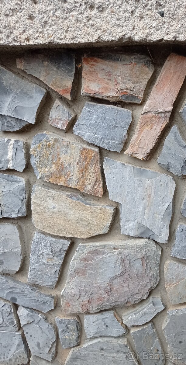 Přírodní štípaný kámen