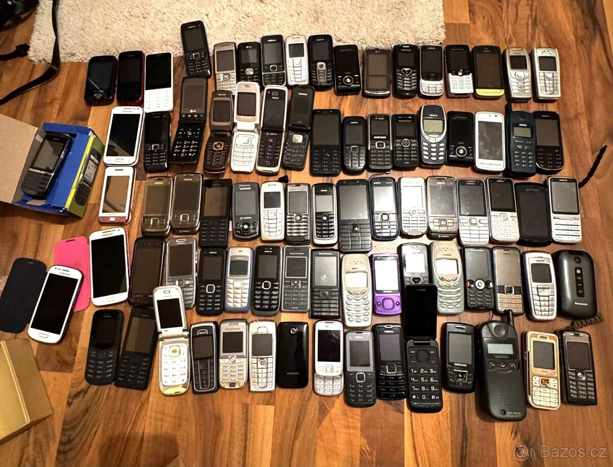 Staré telefony různých značek