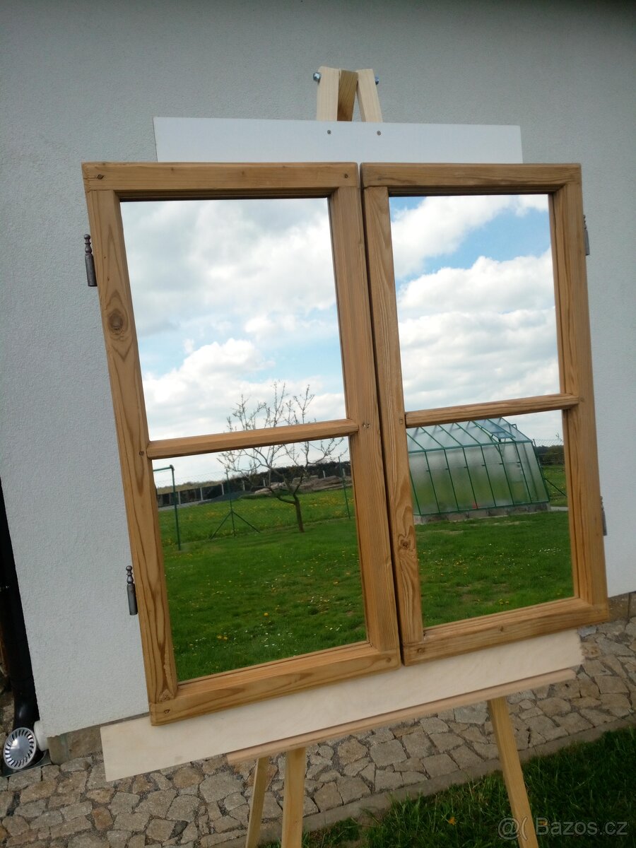 Zrcadlo ve starém okenní rámu