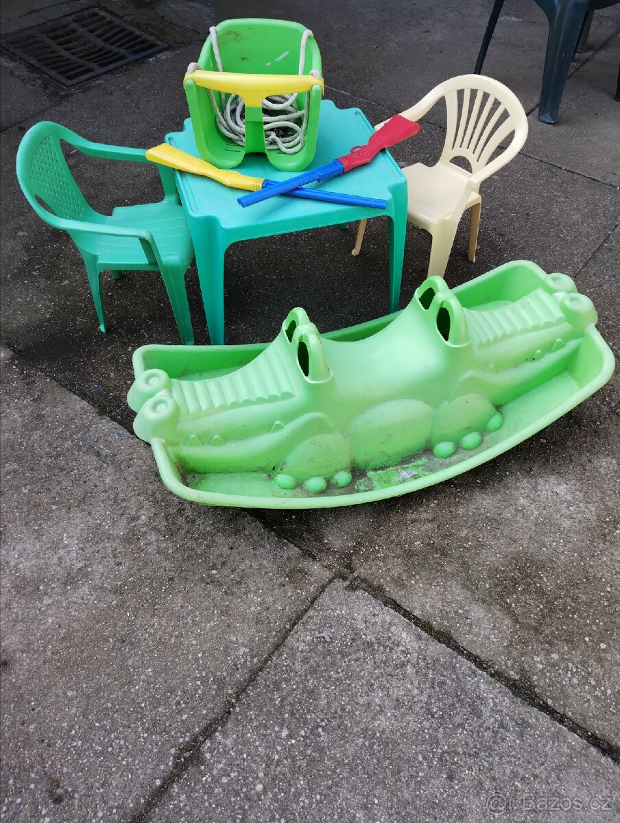 Houpačka, stoleček,"pušky"...