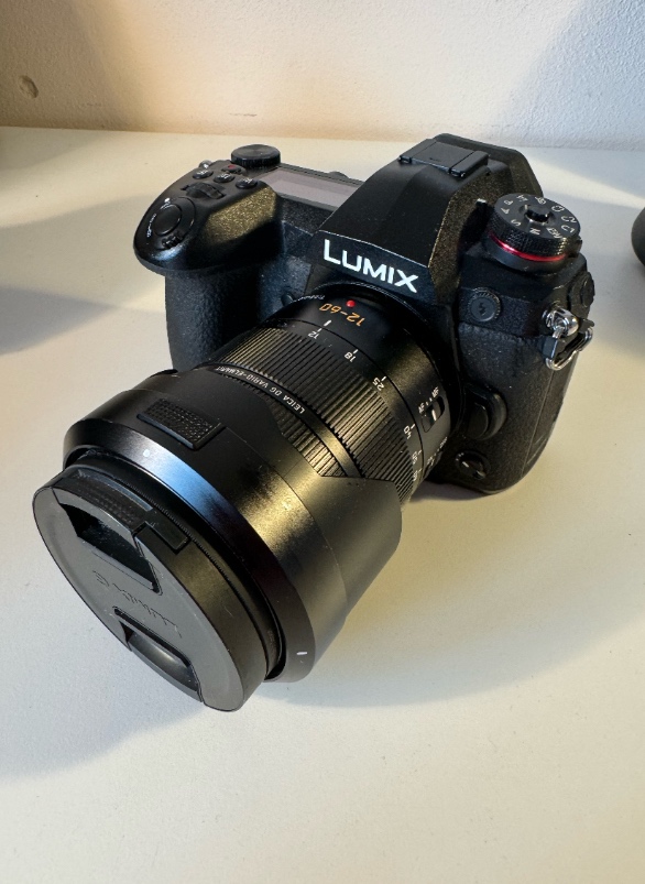 Prodám Panasonic Lumix DC-G9 tělo (+ Leica DG 12-60mm)