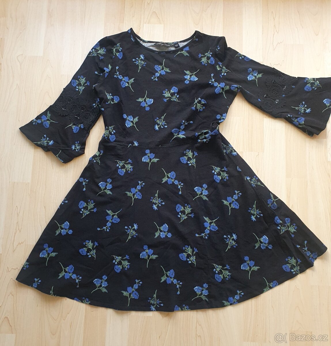 Elastické dámské šaty vel. 42 - černé s květinovým potiskem.