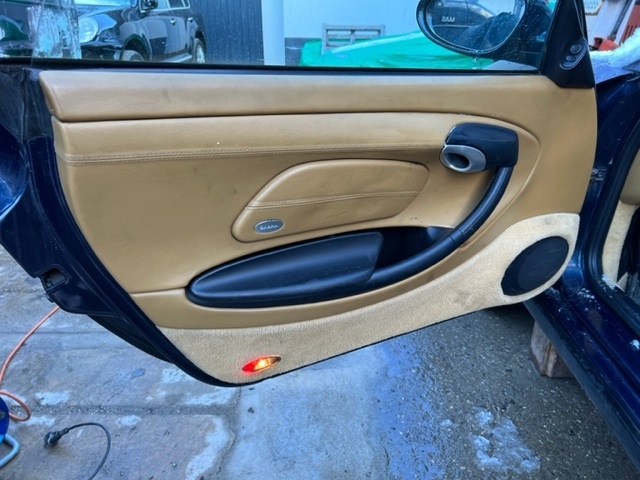 Porsche Boxster 986 - čalounění dveří