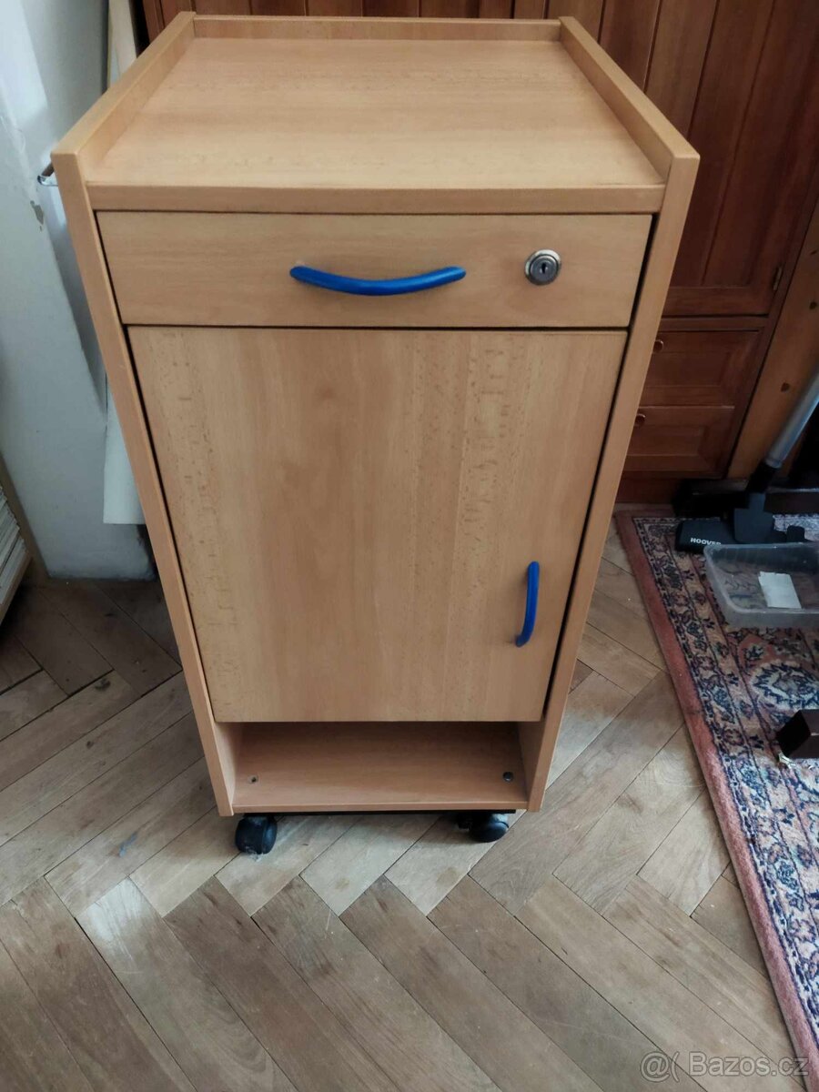 Noční stolek ke zdravotní posteli