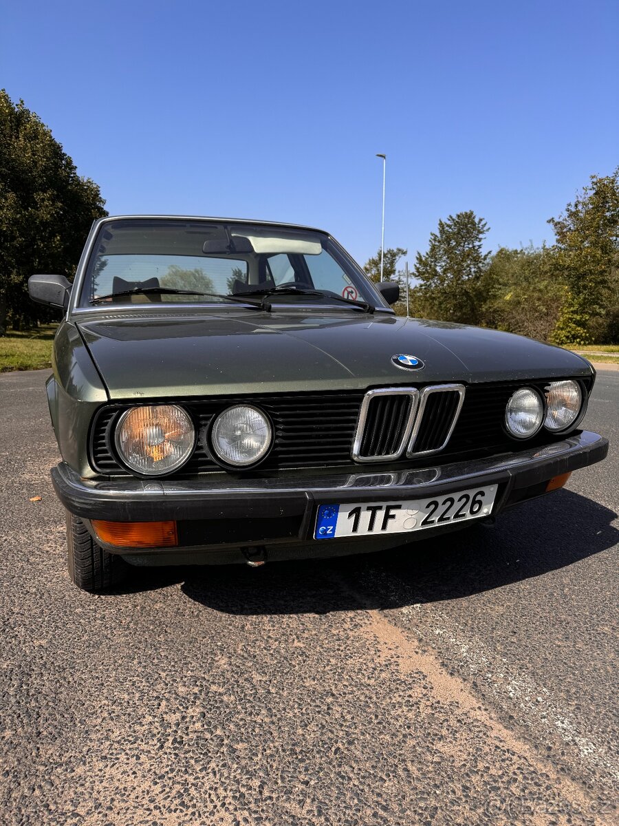 1982 BMW E28 520i - benzínový šestiválec