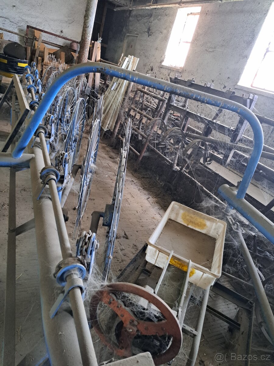 Paprskový obraceč a shrnovač sena