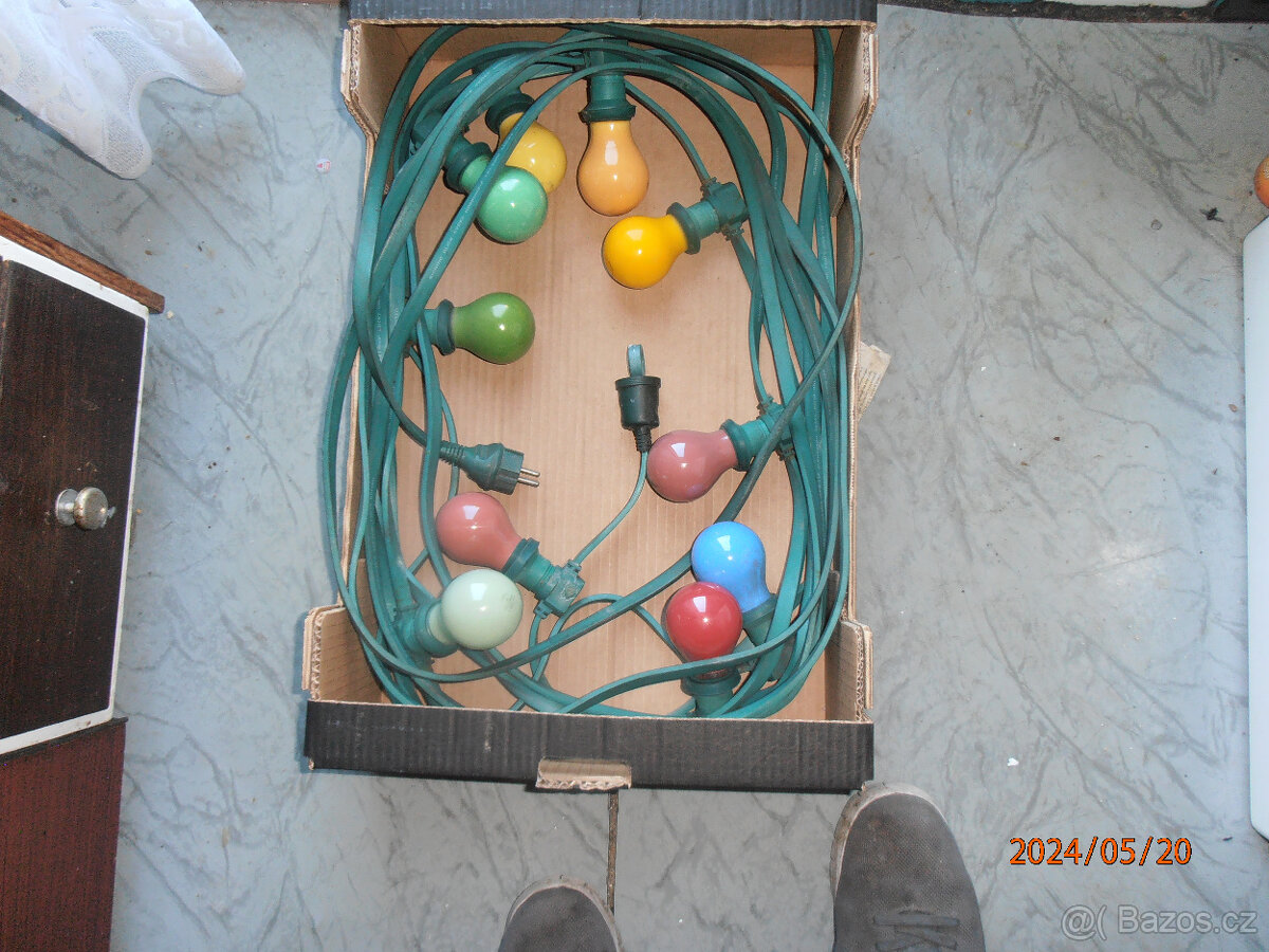 KABEL S BAREVNÝMI ŽÁROVKAMI NA 220 V.