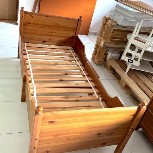 Dětská postel IKEA (rostoucí, variabilní délka)