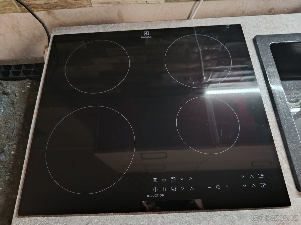 Indukční varná deska Electrolux LIR60430 černá