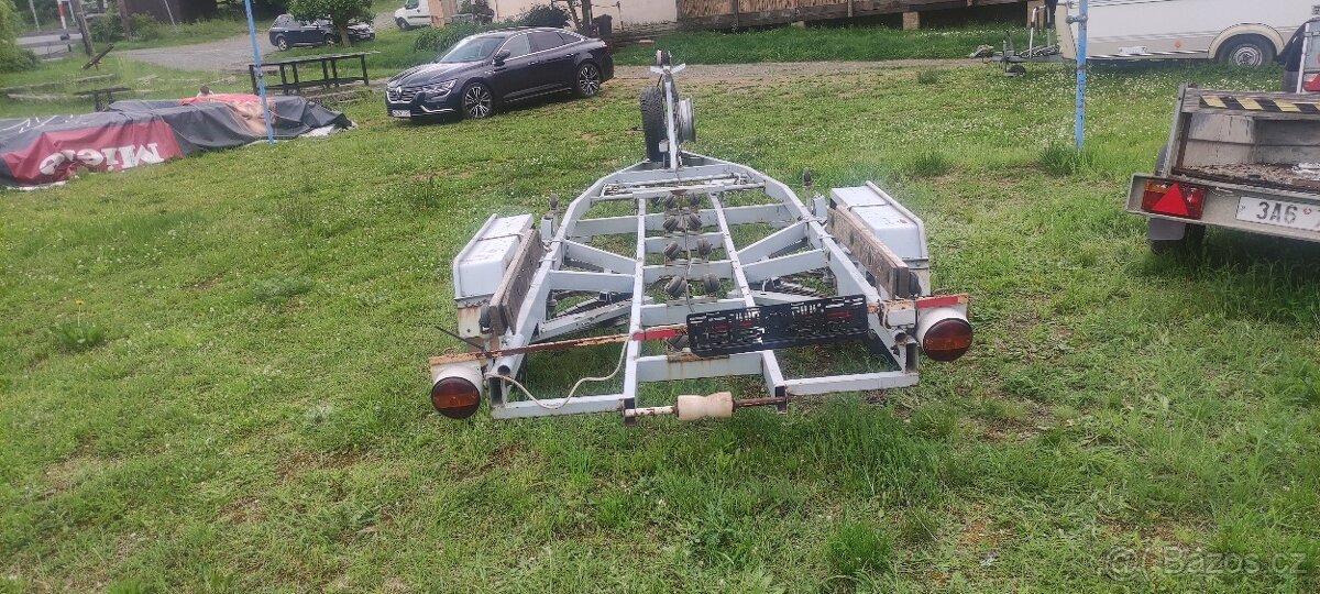 Vlek dvouosý na loď