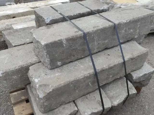 Staré kamenné obrubníky, obruby, žulové obrubníky