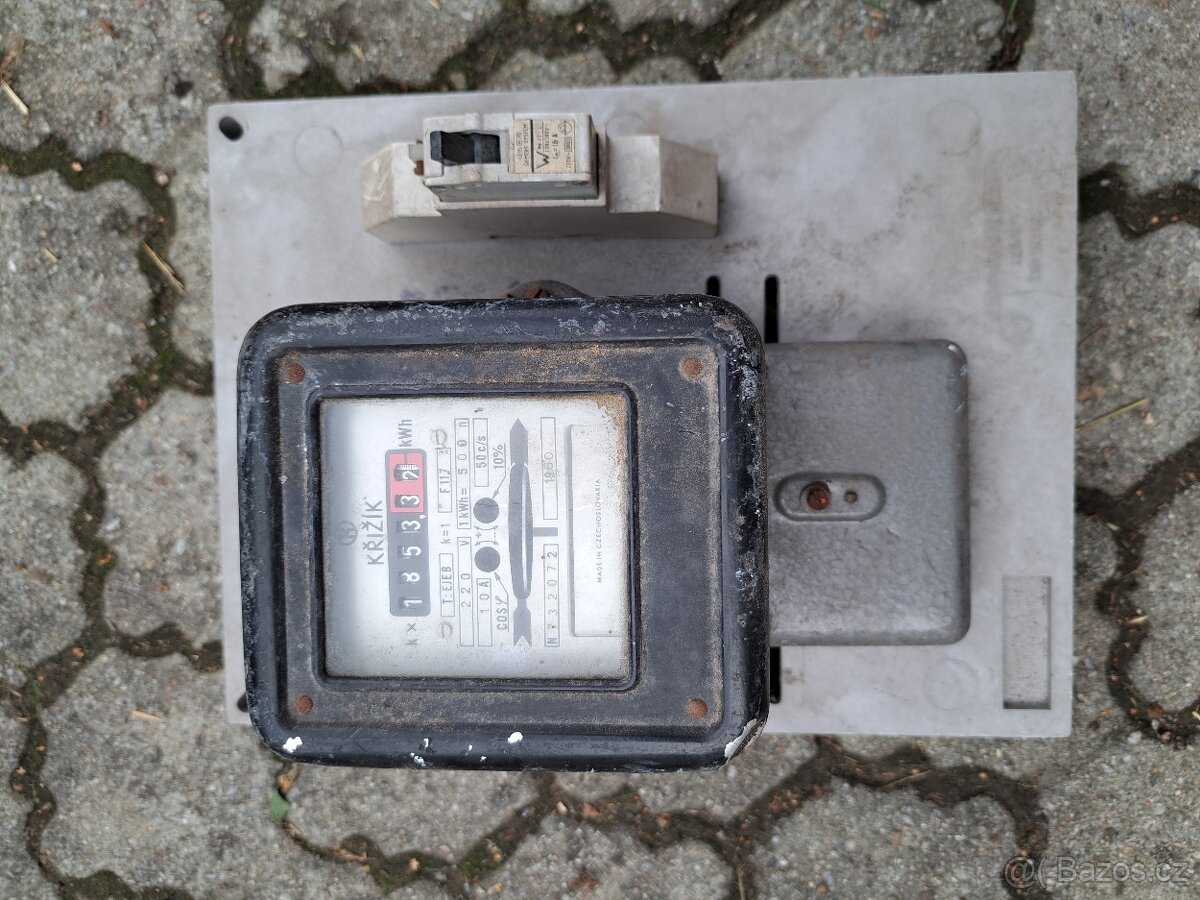 Elektromer jednotarif na desce s jisticem