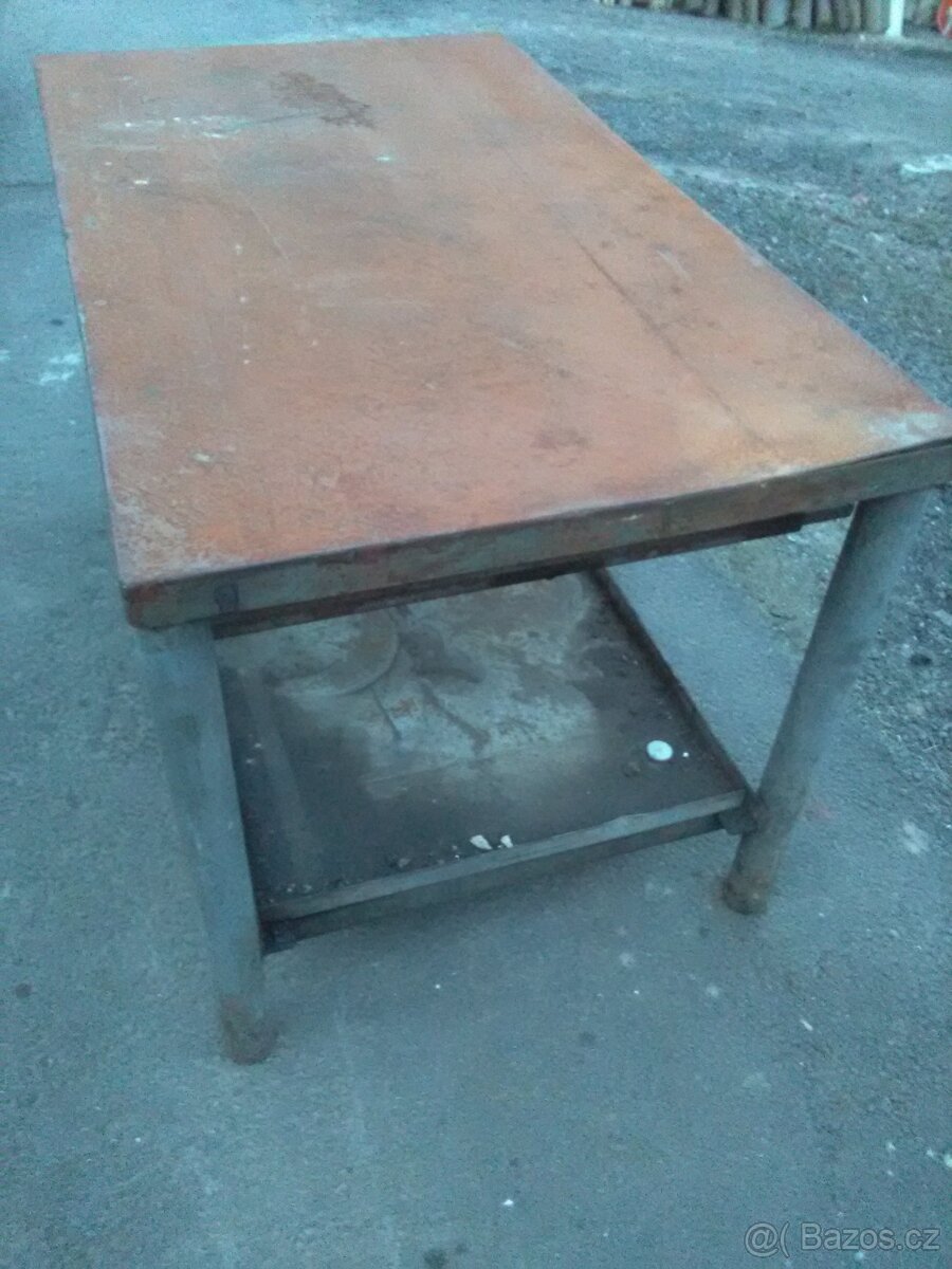 Kovový ponk.