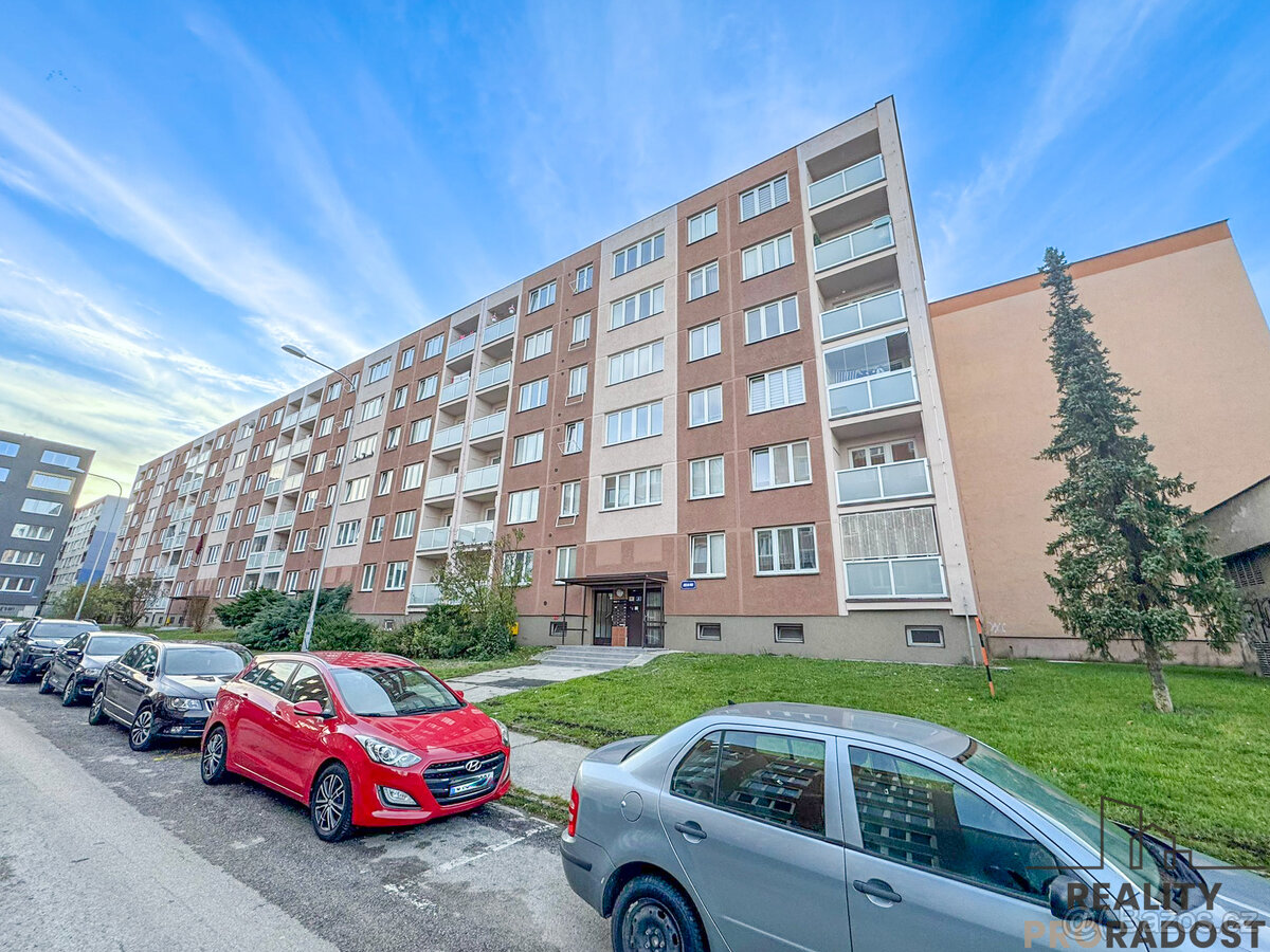 Nabízíme k prodeji krásný, slunný byt 3+1 s lodžií v osobním